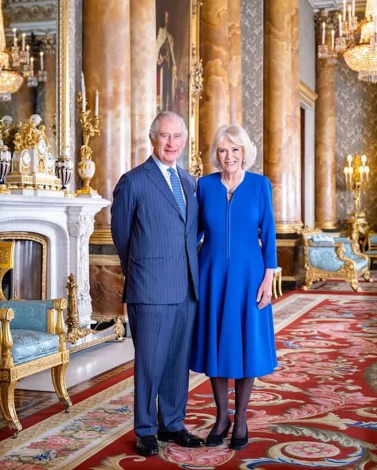 A días de la coronación los nuevos retratos del Rey Carlos III y