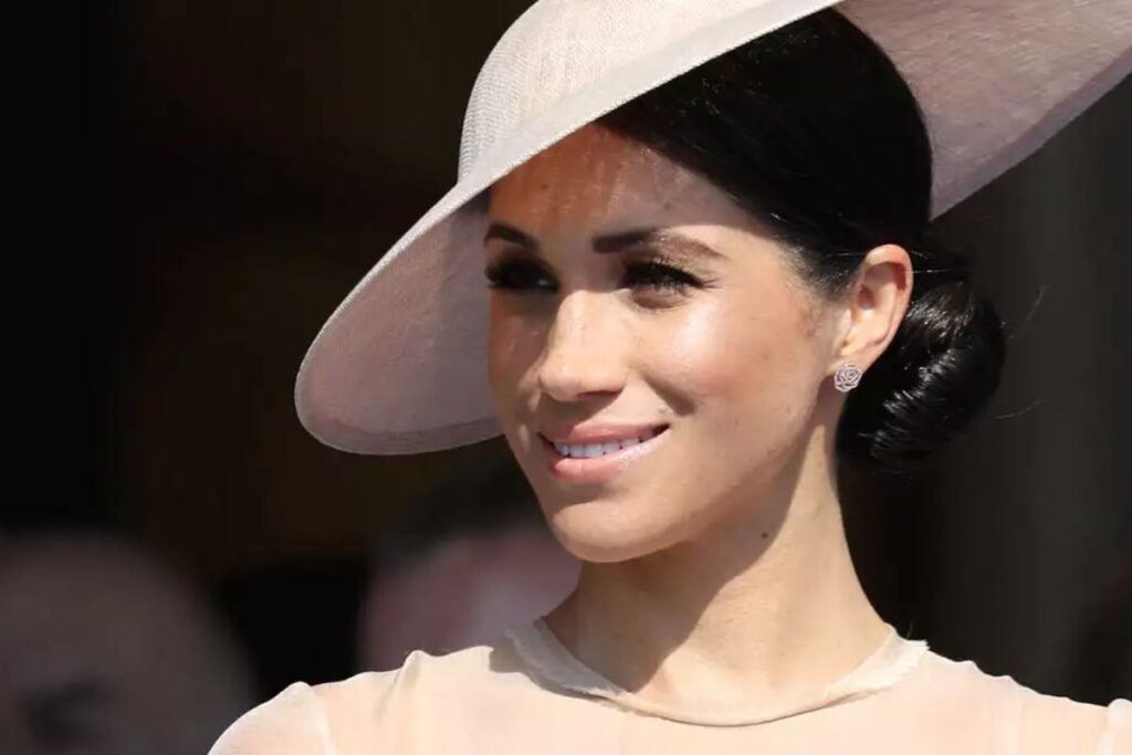 Meghan Markle intentando ser el centro de atención en la coronación