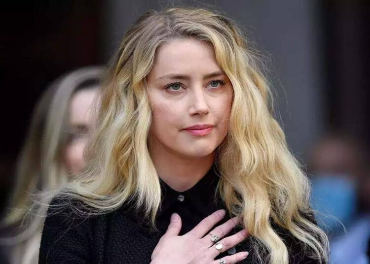 Amber Heard Sufre Accidente Y La Captan Caminando Con Muletas Por Madrid