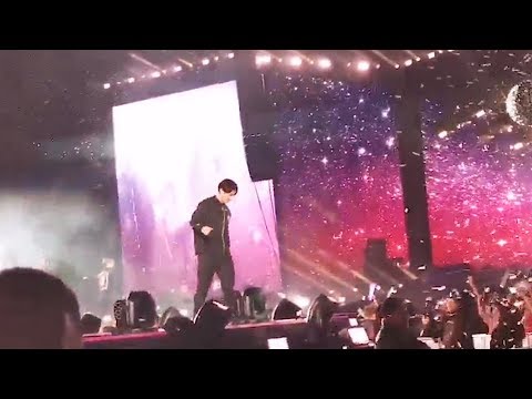 BTS Jungkook came down from the stage to greet an army who's on wheelchair.