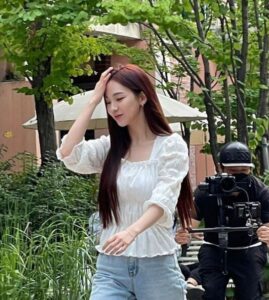 Aespa's Karina stuns with her perfect visual while filming in public