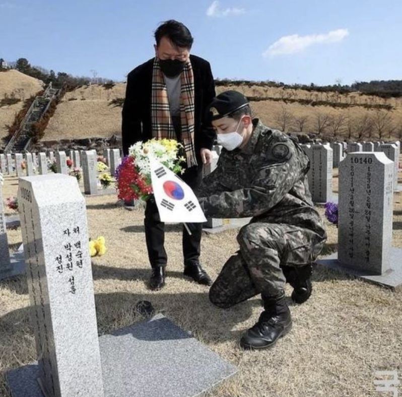 EXO's Chanyeol visits his grandfather's grave and brings fans to tears ...