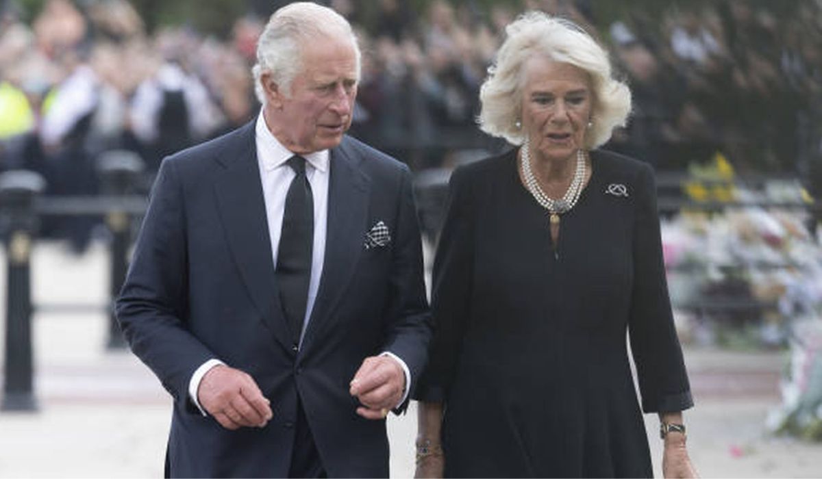 King Charles III and Queen Camila humiliated: people throw eggs and boo ...
