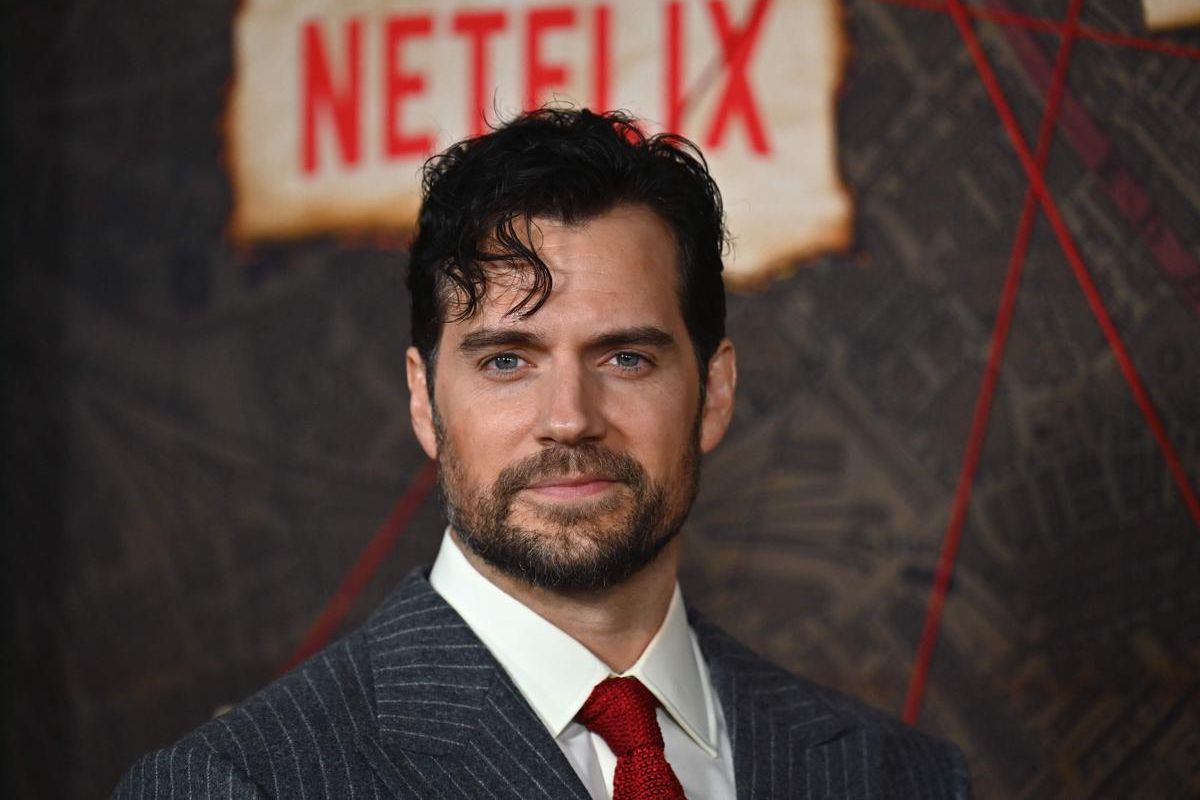 See First Look at Henry Cavill as Marvel's New Captain America - Inside the  Magic
