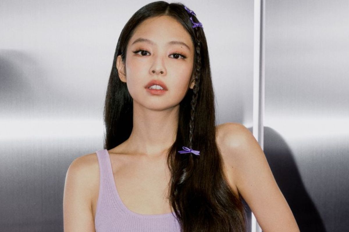 Blackpink's Jennie Wears Chanel Red Crop Top Set at Spring 2022