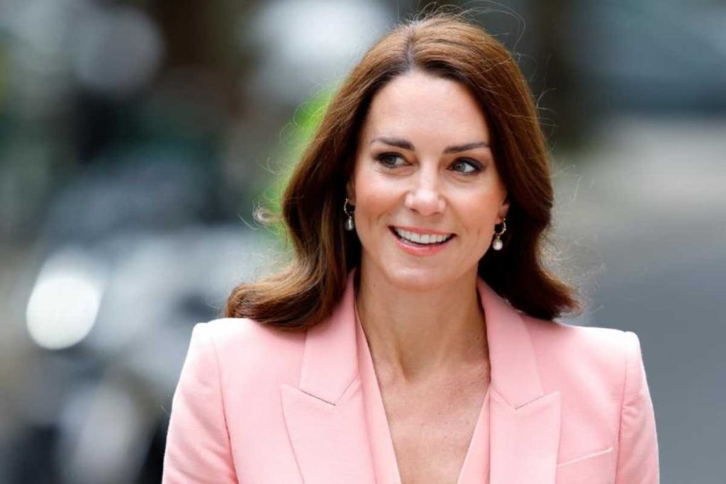 Kate Middleton helps the needy dressed as Barbie