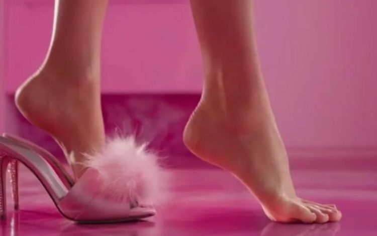 Greta Gerwig Completely Refused To Use Cgi To Change Margot Robbies Feet In Barbie