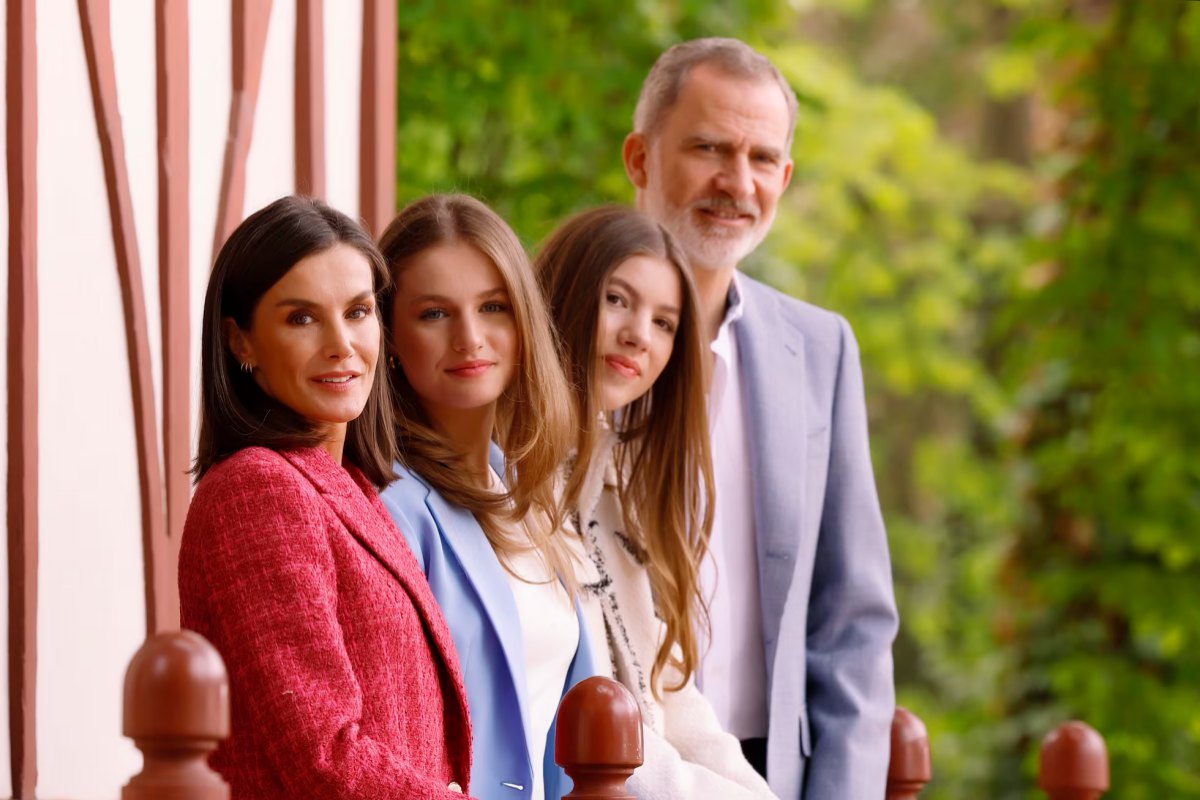 Queen Letizia and King Felipe show flawless styling choices for the new official portrait of the Spanish royal family