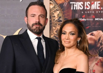 Ben Affleck ditches his wedding ring while Jennifer Lopez is on vacation away from him