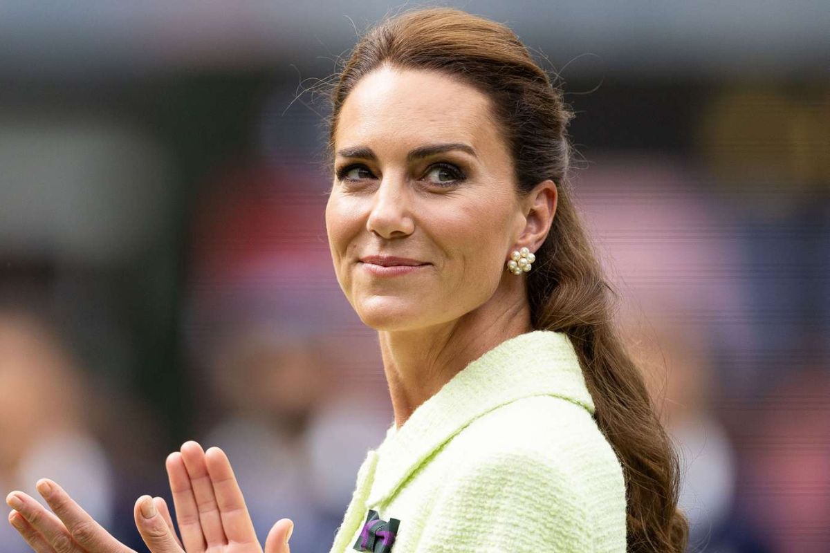 Kate Middleton trying to keep a serious face goes viral