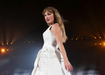 Taylor Swift makes a sexy first performance of "imgonnagetyouback" on tour