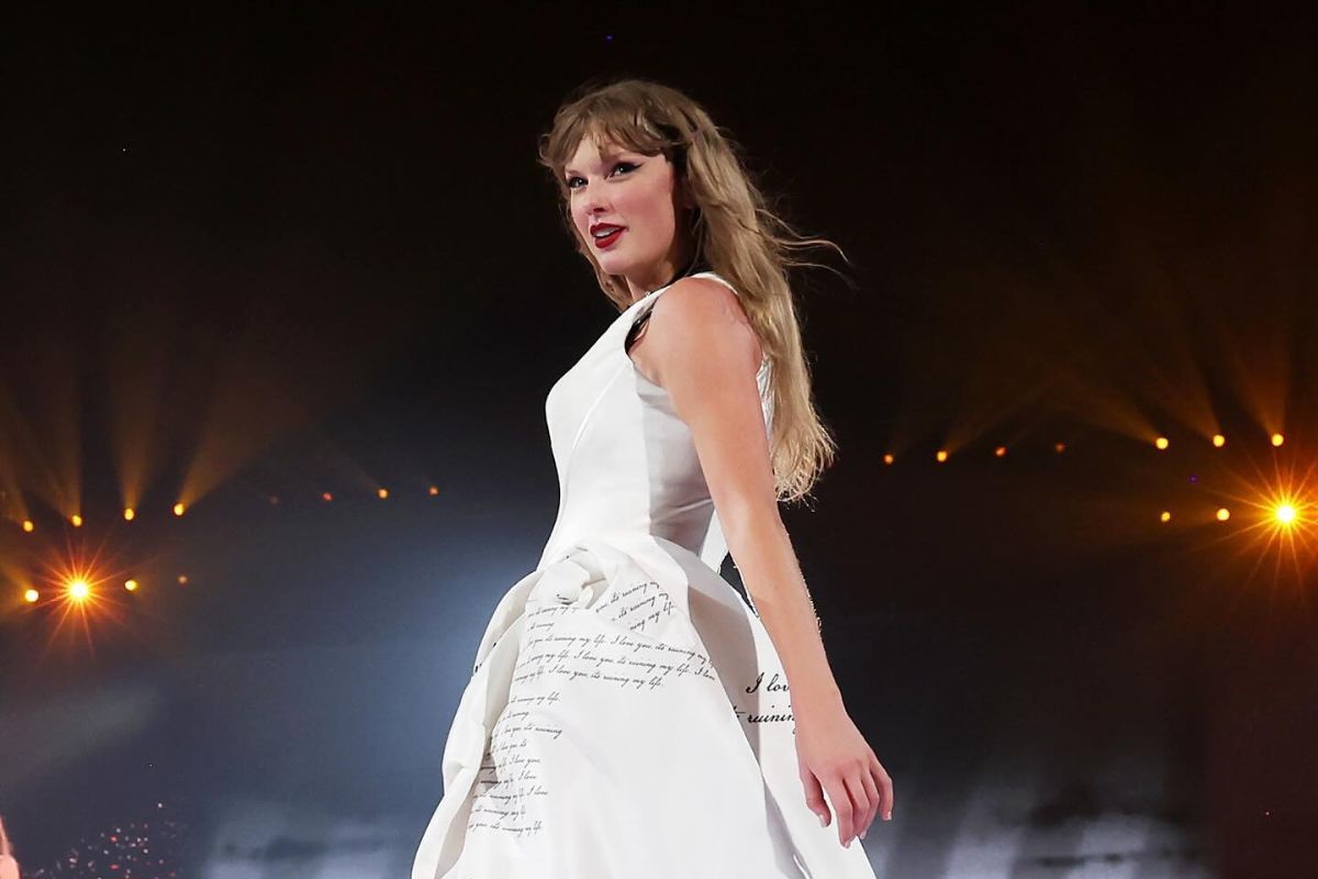 Taylor Swift makes a sexy first performance of "imgonnagetyouback" on tour