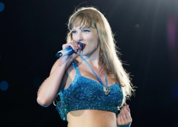 Taylor Swift swallows an bug in the middle of her performance in Milan. It wasn't the first time!