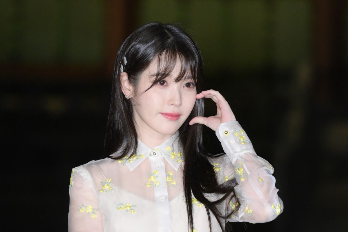 IU is praised for a touching gesture to her hardworking staff members