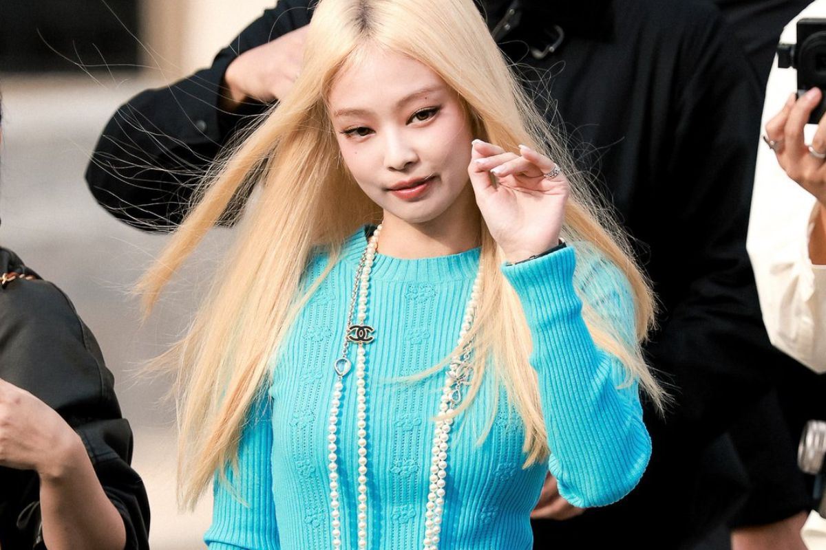 BLACKPINK's Jennie turns head at Paris Fashion Week with blonde vibes