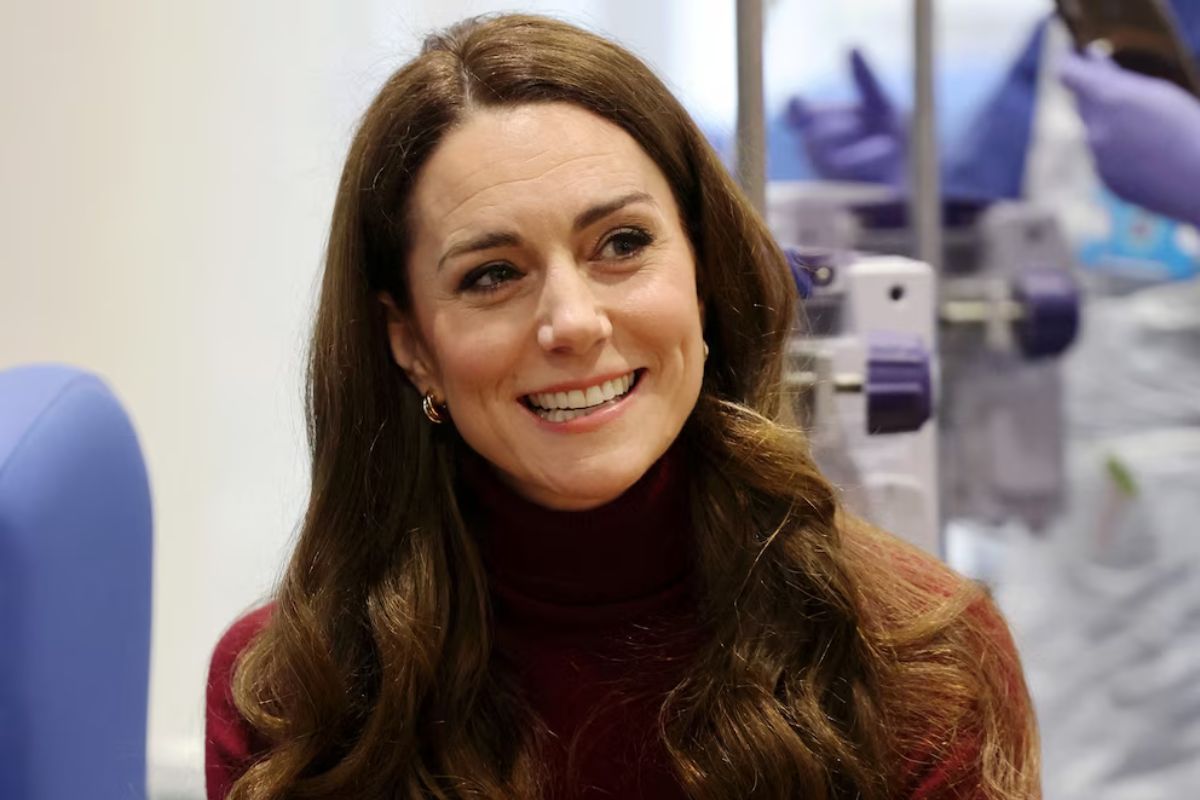 Kate Middleton vistis the hospital where she received cancer treatment