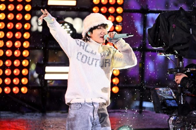 BTS’ J-Hope gets fans a surprise with an Im Siwan cameo in the Philippines