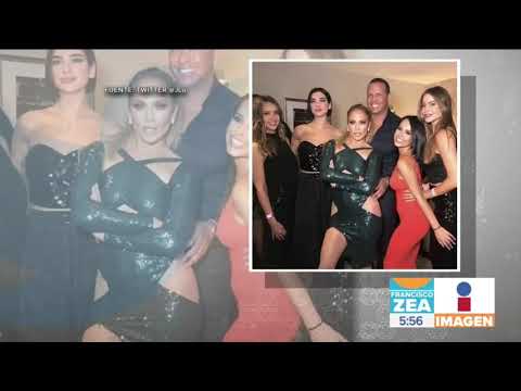 Jennifer Lopez se cae en el escenario... otra vez | Noticias con Paco Zea