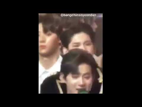 Suga besa a una chica en frente del ARMY