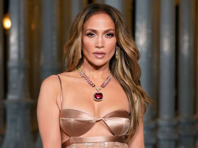 Jennifer Lopez to donate 1 million dollars to puerto rico