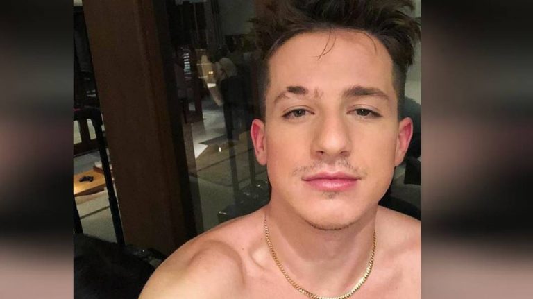 Charlie Puth muestra su trasero en una nueva foto de Instagram