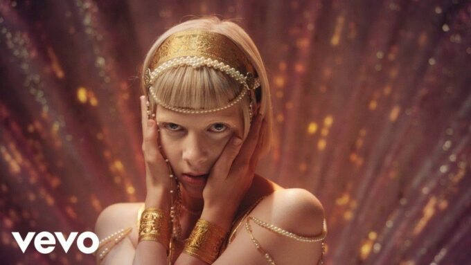 Aurora estrena ‘Exist For Love’ una poderosa canción para dar amor a toda la humanidad