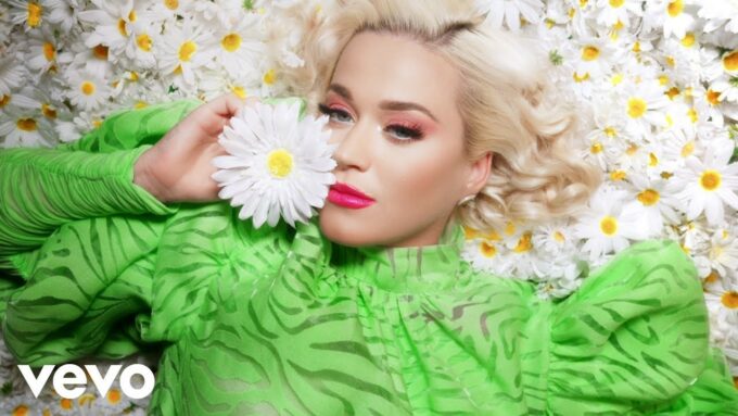 Katy Perry estrena Daisies, el sencillo líder de su nuevo disco