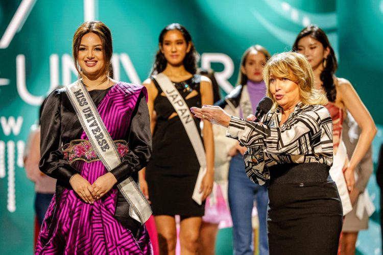 Presidenta de la Organización Miss Universo renuncia a su puesto y