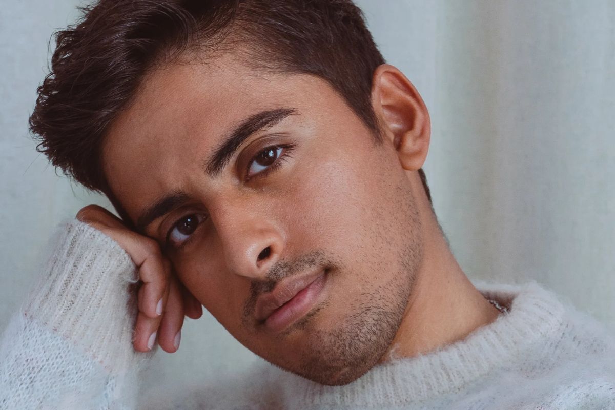 La estrella de Disney Channel Karan Brar se declara como bisexual en un emotivo ensayo