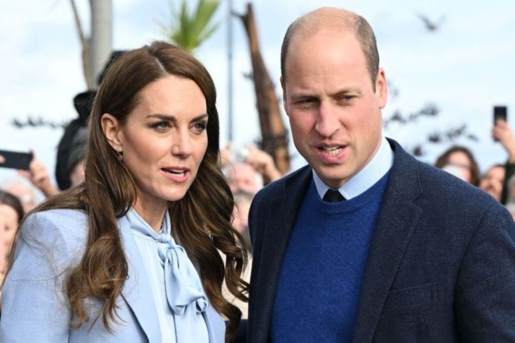 Se rumora que el príncipe William y Kate Middleton están avergonzados por un fallo en la edición en su foto navideña