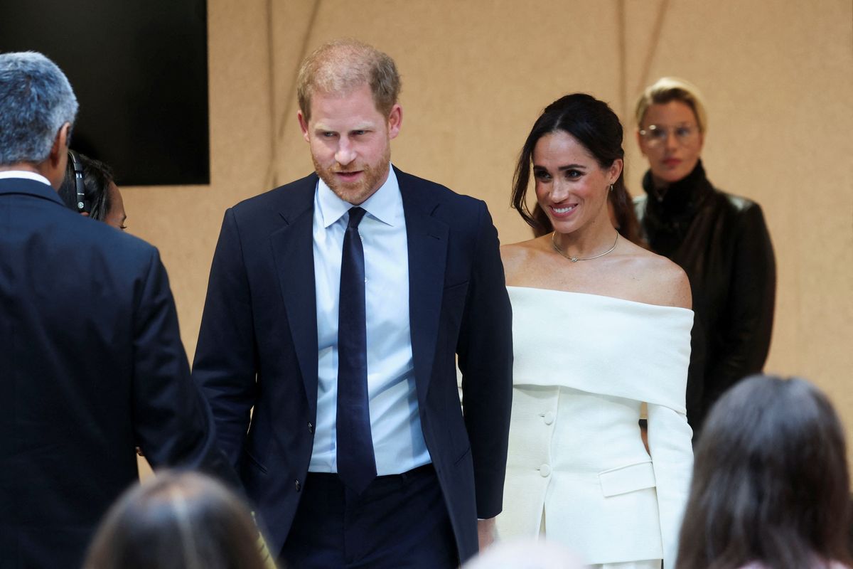 Acusan al príncipe Harry y Meghan Markle de burlarse de la realeza británica