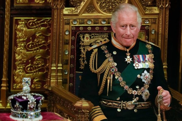 El último movimiento del rey Carlos III para popularizar su monarquía es criticado por el dinero que conlleva