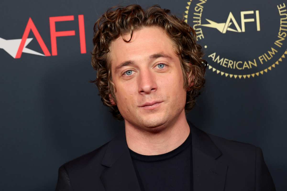 Jeremy Allen White, novio de Rosalía, es captado sin ella y en un bar gay o de la comunidad LGBT+