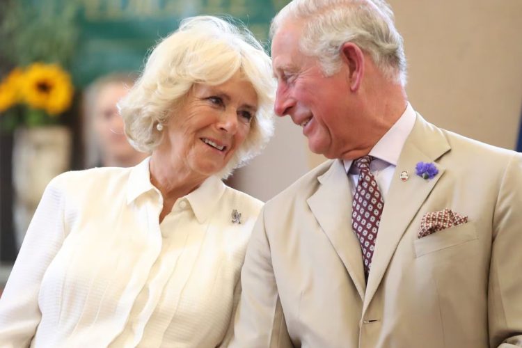 La reina Camilla Parker luce 'relajada' luego de visitar al rey Carlos III al hospital