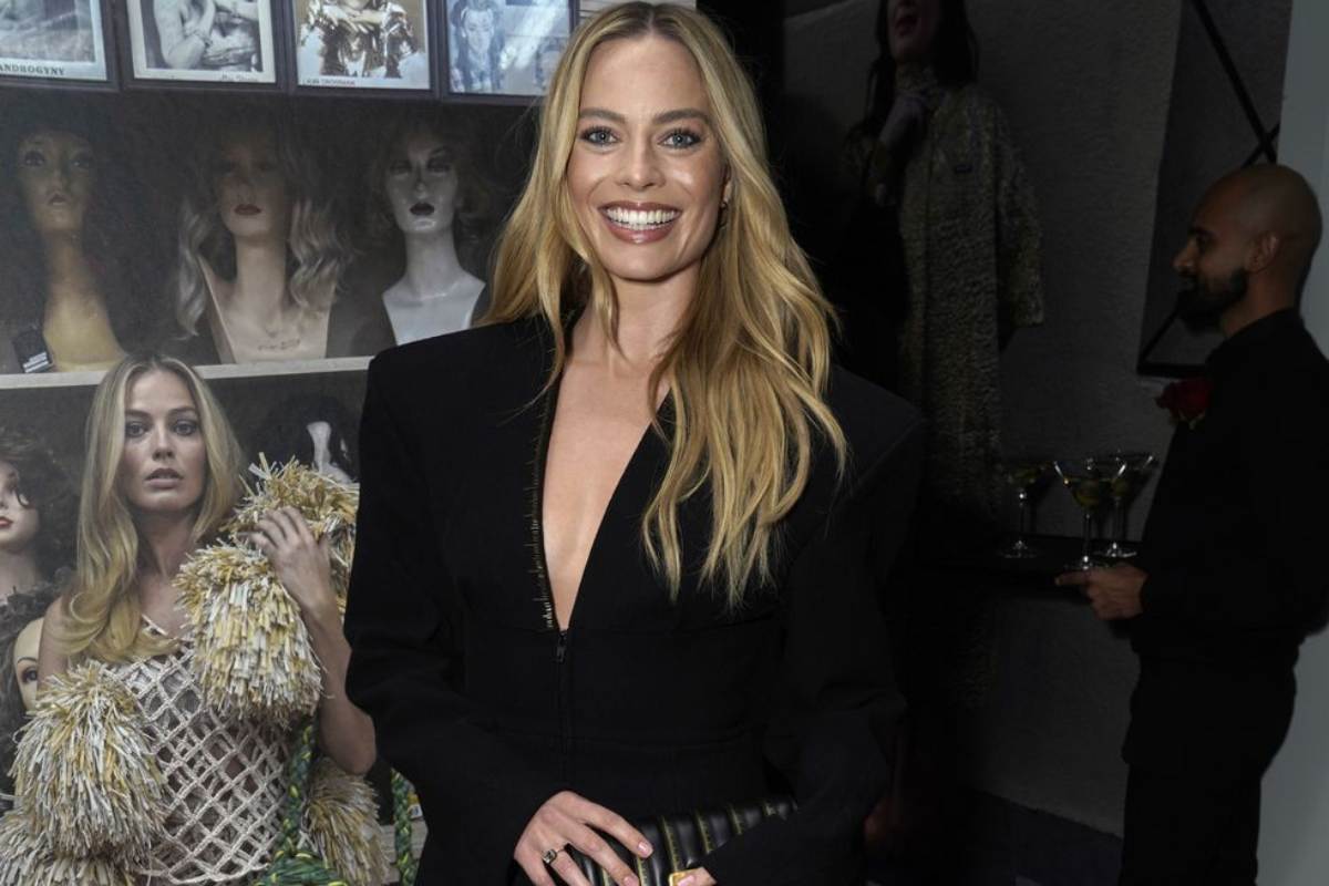 Margot Robbie deja atrás a 'BARBIE' con un elegante vestido negro de Schiaparelli