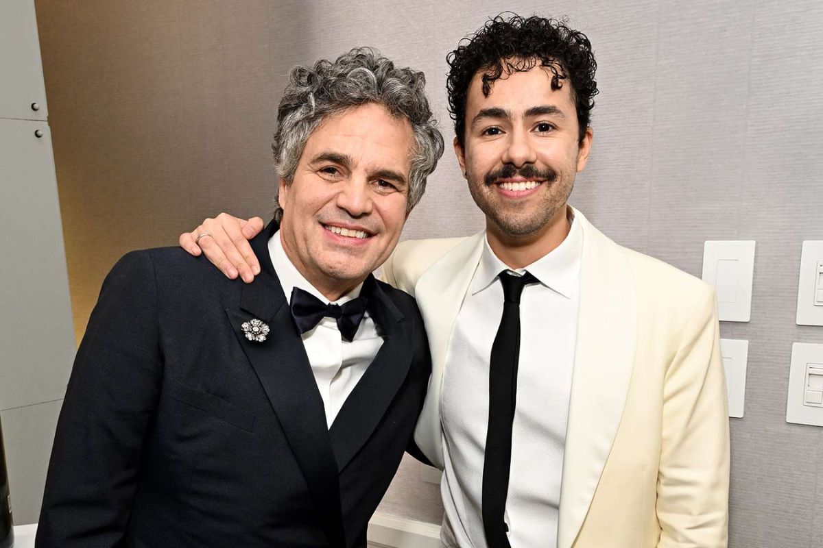 Mark Ruffalo habla sobre su apasionado beso con Ramy Youssef en los Golden Globes 2024