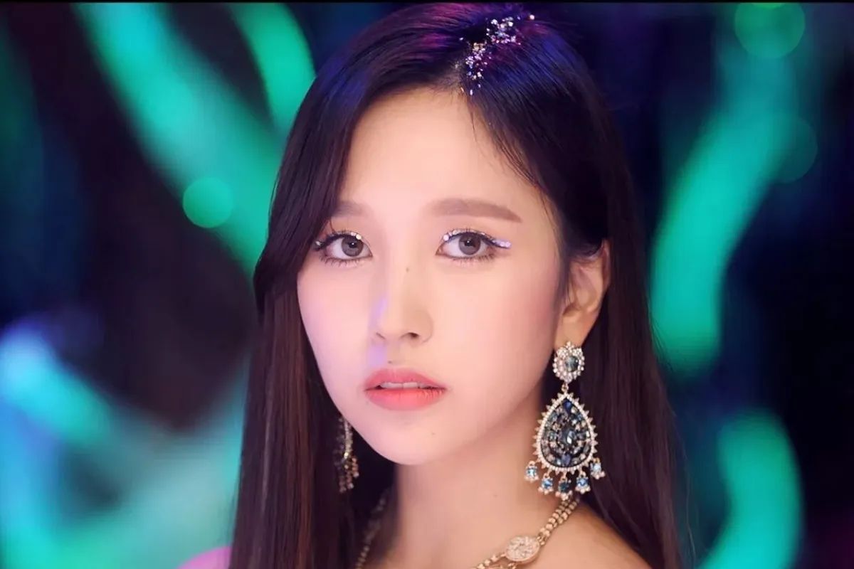 Mina de TWICE sigue tendencia de moda 'sin sujetador' y deslumbra con un vestido sexy y ajustado