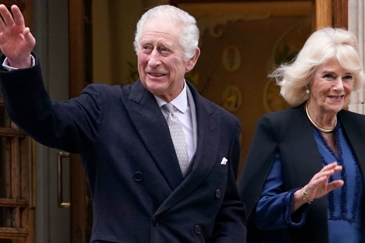 El rey Carlos III regresa al palacio de Buckingham en Londres luego de su retiro en Sandringham