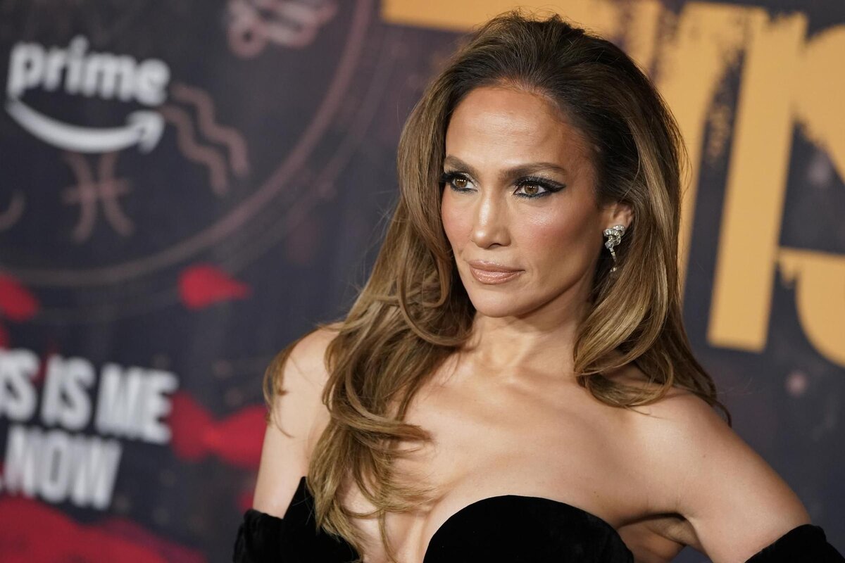 El sensual y atrevido vestido de Jennifer Lopez que causó furor en las redes sociales