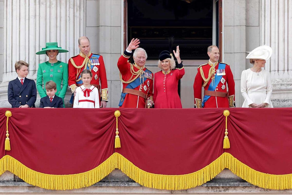 Este miembro de la realeza británica se une al rey Carlos III, Kate Middleton y el príncipe William y se toma un descanso