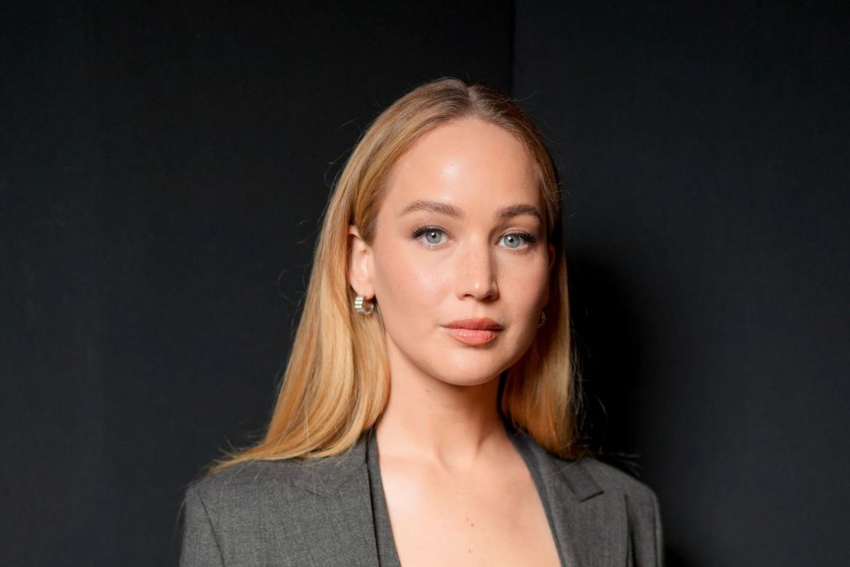 Jennifer Lawrence luce un sensacional outfit clásico de la sastrería masculina