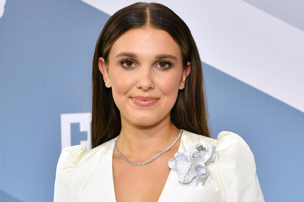 El look 'vintage' con el que la actriz Millie Bobby Brown arrasa en la premier de 'Damsel'