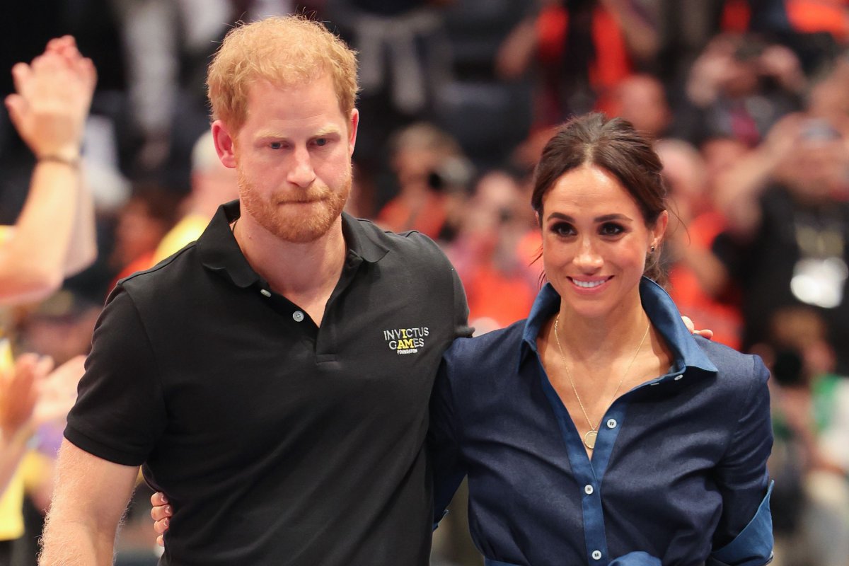 El príncipe Harry y Meghan Markle están "intentando secuestrar el legado de la princesa Diana", afirma la prensa