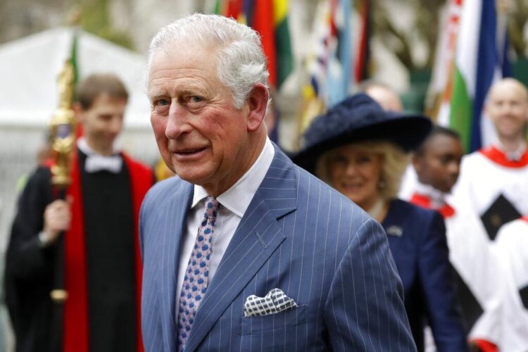 El rey Carlos III regresa a trabajar en pleno tratamiento contra el cáncer y los medios lo tildan de "desesperado"