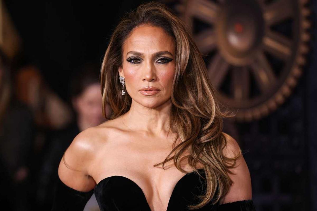 Jennifer Lopez muestra su increíble físico con un sensacional conjunto deportivo