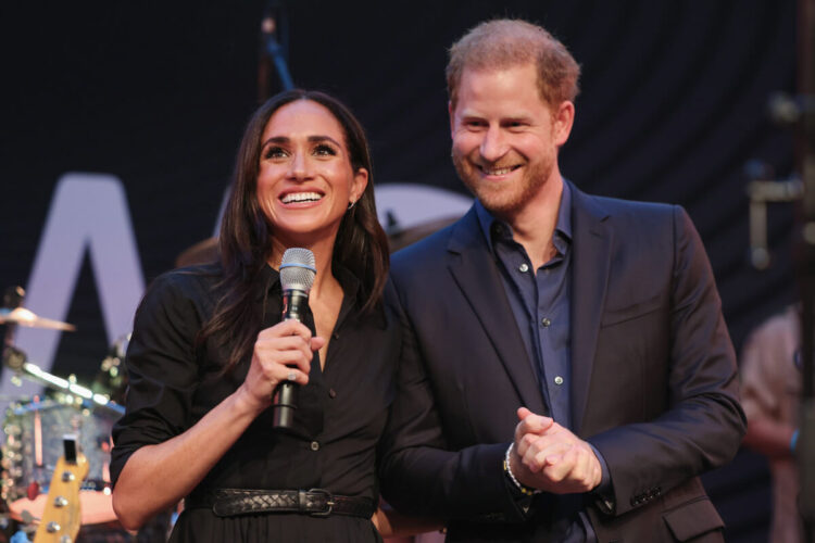 Meghan Markle y el príncipe Harry tienen una cita romántica mientras la monarquía británica se tambalea