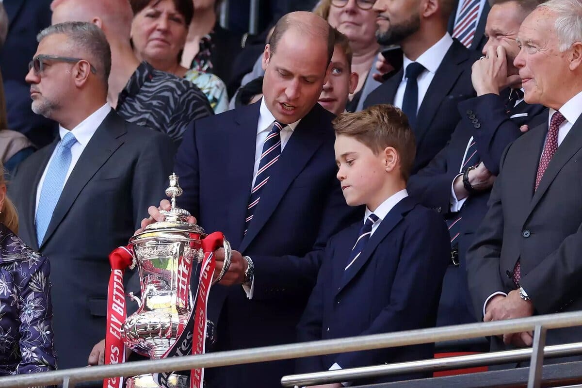 El príncipe William asiste a un partido de fútbol junto al príncipe George tras cancelar sus compromisos reales
