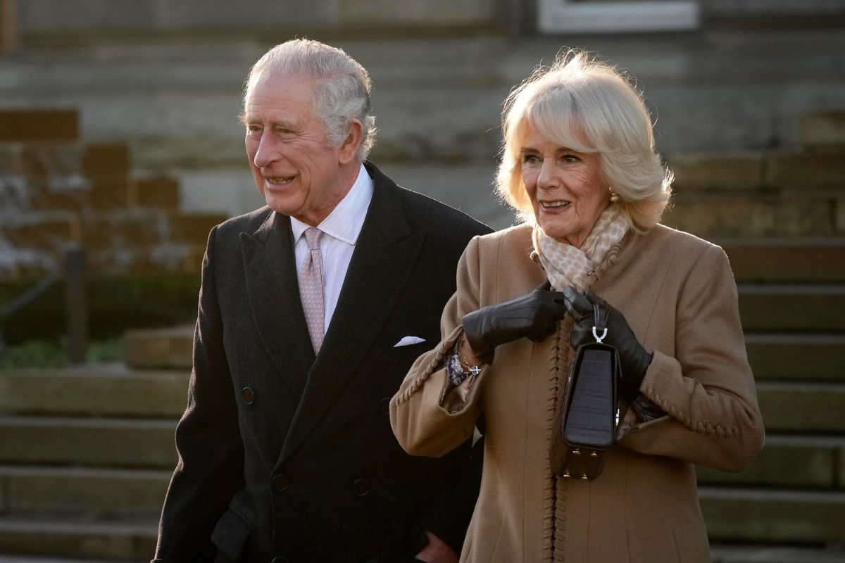 El rey Carlos y Camilla Parker hacen una aparición en una carrera de caballos tras el tratamiento de cáncer del monarca
