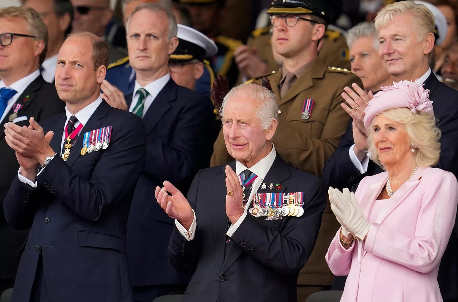 El príncipe William más unido que nunca con el rey Carlos III y la reina Camilla en el aniversario número 80 del 'D-Day'