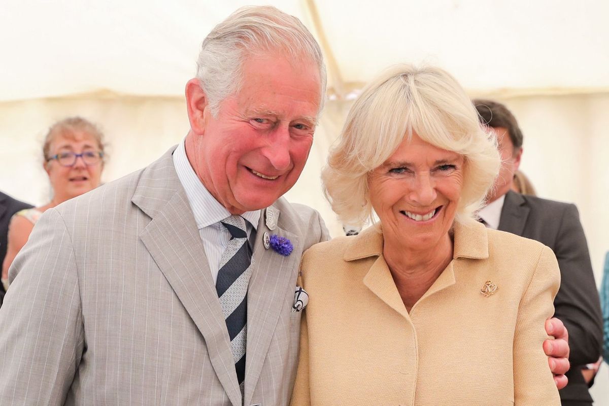 El rey Carlos III reaparece en público muy sonriente junto a Camilla Parker